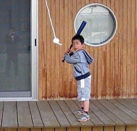 　バットを持つ、保育園時の谷端少年（父・時宗さん提供）