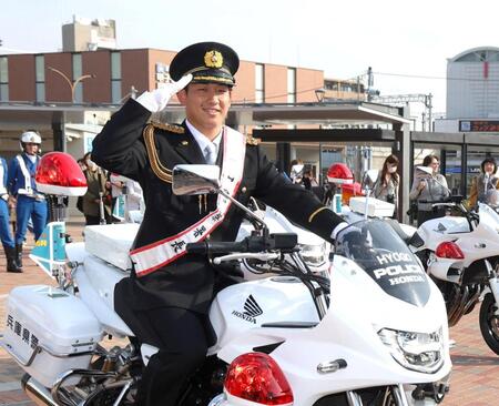 阪神・伊原が甲子園署の一日警察署長就任　制服姿に「鏡見たら意外といけるかな」　アイドル級人気で女性ファンがうれしそうに写真撮影