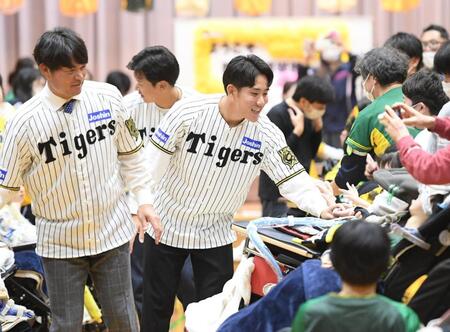 　子どもたちとタッチしながら退場する富田（中央）＝撮影・西田忠信