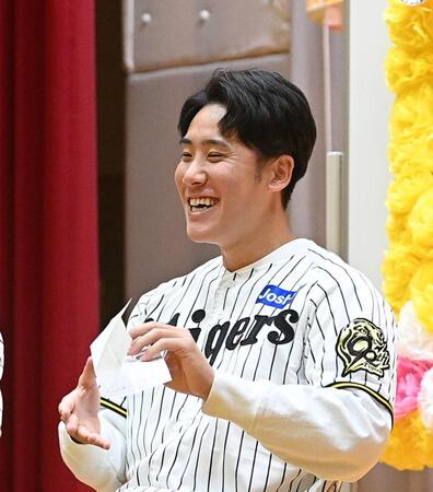 　生徒からの質問に笑顔を見せる富田（撮影・西田忠信）