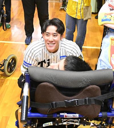 　子どもたちとふれあう富田（撮影・西田忠信）