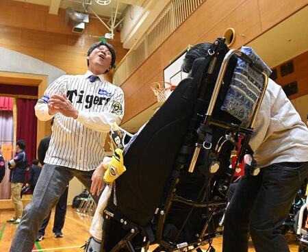 　子どもたちとふれあう筒井コーチ（撮影・西田忠信）