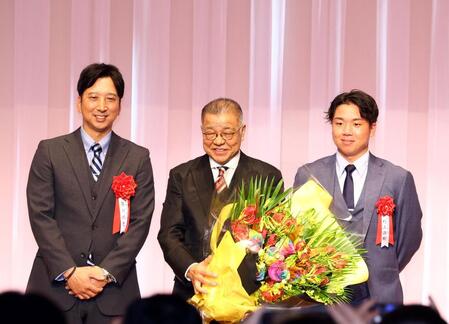 　壇上で記念写真に納まる（左から）藤川監督、掛布氏、村上（撮影・山口登）