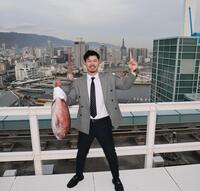 　神戸の街から日本一へ！！ 鯛を手にポーズを決める佐藤輝（撮影・田中太一）