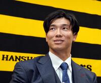 　契約を更改し、取材に応じる湯浅（撮影・山口登）