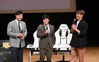 　ステージに登場した（左から）佐藤輝、坂本、糸井ＳＡ（撮影・西田忠信）