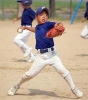 　小学３年時、ボールを投げる谷端少年（父・時宗さん提供）