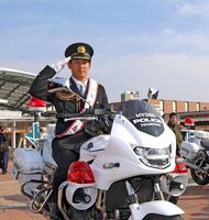 　甲子園警察署の一日署長を務め、白バイにまたがり敬礼をする伊原（撮影・北村雅宏）