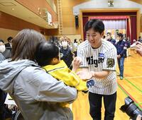 　子どもたちとふれあう門別（撮影・西田忠信）