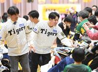 　子どもたちとタッチしながら退場する富田（中央）＝撮影・西田忠信