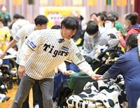 　子どもたちとタッチしながら退場する筒井コーチ（撮影・西田忠信）