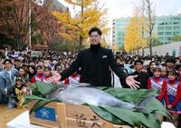 　セ・リーグＭＶＰ受賞の記念に近大マグロを贈られた佐藤輝（撮影・山口登）