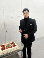 　食堂から贈られたケーキを食べる佐藤輝