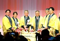 　鏡開きで記念撮影に納まる（左から）村上、美津濃・水野社長、秦オーナー、掛布氏、、上新電機・高橋ＣＥＯ、藤川監督（撮影・山口登）