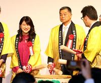 　鏡開きをする中江有里（左）、川藤幸三氏（撮影・山口登）
