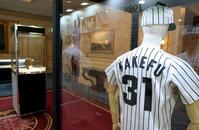 　掛布雅之氏のユニホームなどが飾られる（撮影・山口登）