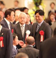 　ヤクルト・小川ＧＭと談笑する藤川監督（右）＝撮影・北村雅宏