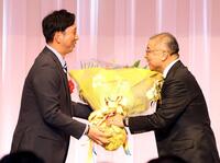　藤川監督（左）は掛布氏に花束を贈る（撮影・山口登）