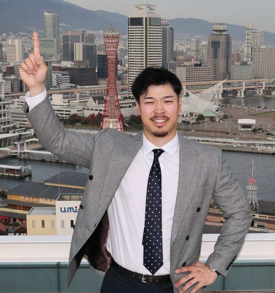 　屋上でポーズを決める佐藤輝（撮影・田中太一）