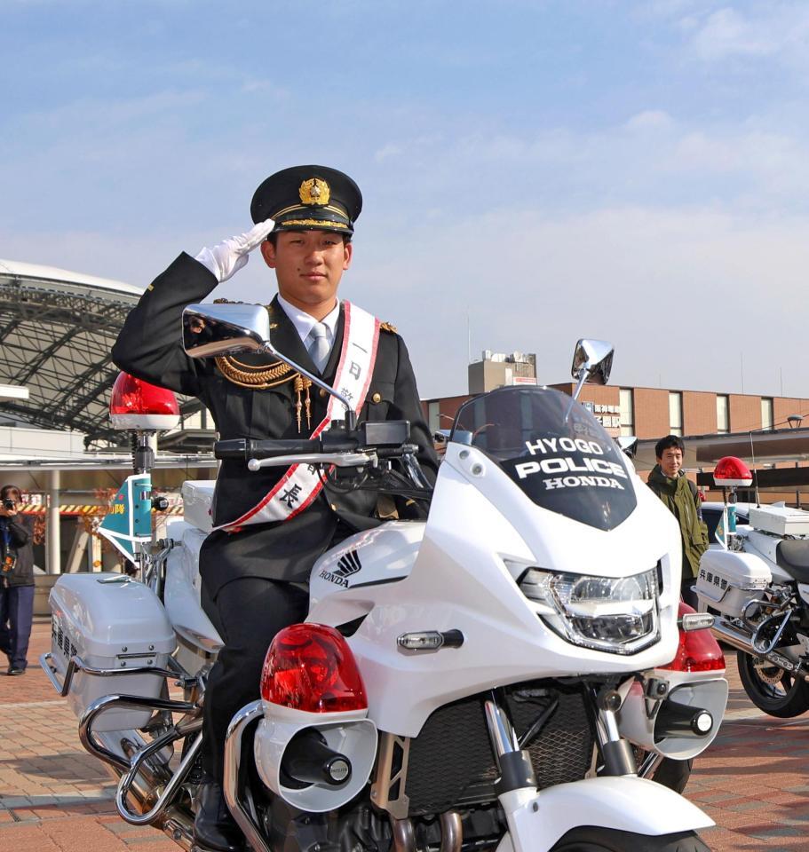 　甲子園警察署の一日署長を務め、白バイにまたがり敬礼をする伊原（撮影・北村雅宏）
