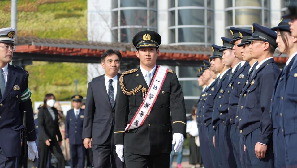 　甲子園警察署の一日署長を務める伊原（中央）＝撮影・北村雅宏