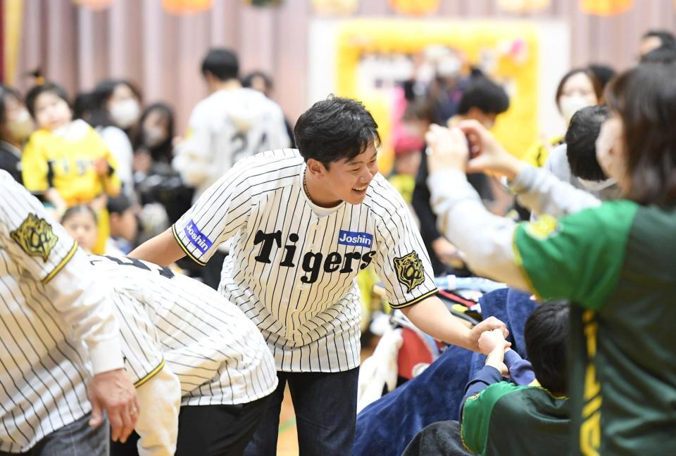 　子どもたちとタッチしながら退場する門別（撮影・西田忠信）