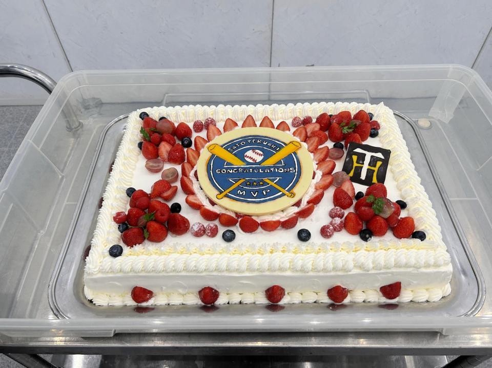 　大学の食堂から佐藤輝に贈られた記念のケーキ