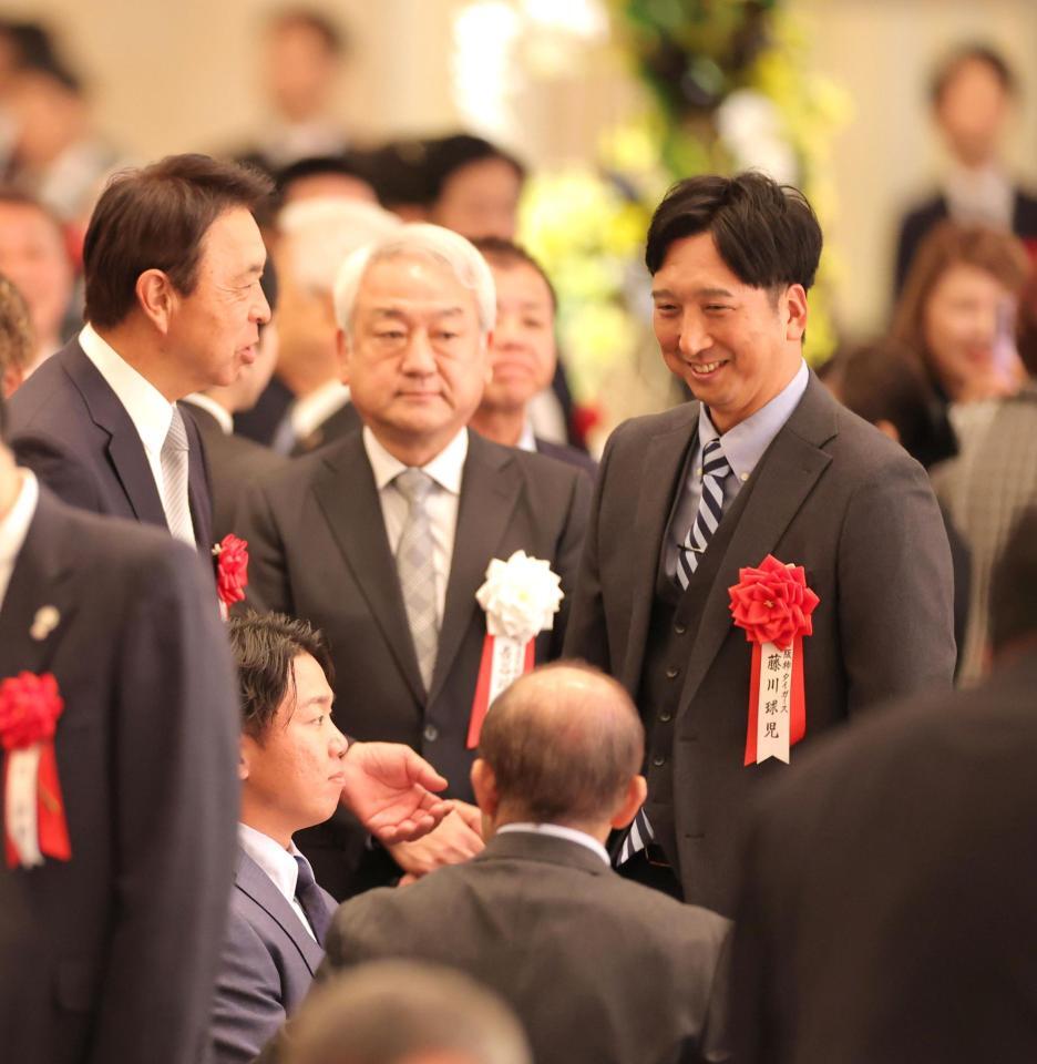 　ヤクルト・小川ＧＭと談笑する藤川監督（右）＝撮影・北村雅宏