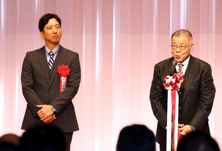 　壇上であいさつする掛布氏（左は藤川監督）＝撮影・山口登