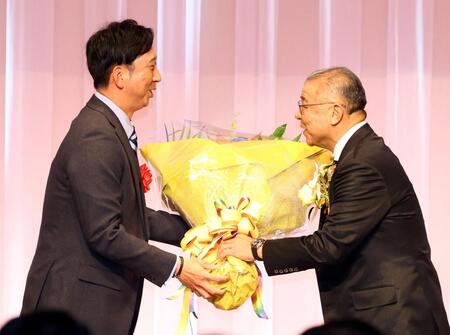 　藤川監督（左）は掛布氏に花束を贈る（撮影・山口登）