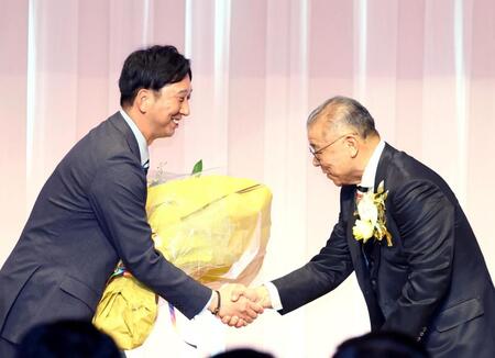 阪神・藤川監督　掛布氏殿堂入りの年にリーグＶ「ホッとしてます」　来季初連覇へ「一歩ずつ」