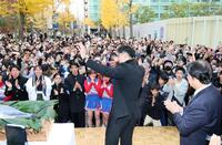 　集まった学生らに手を振り降壇する佐藤輝（撮影・山口登）