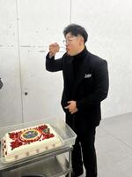 　大学の食堂から贈られた記念のケーキを食べる佐藤輝