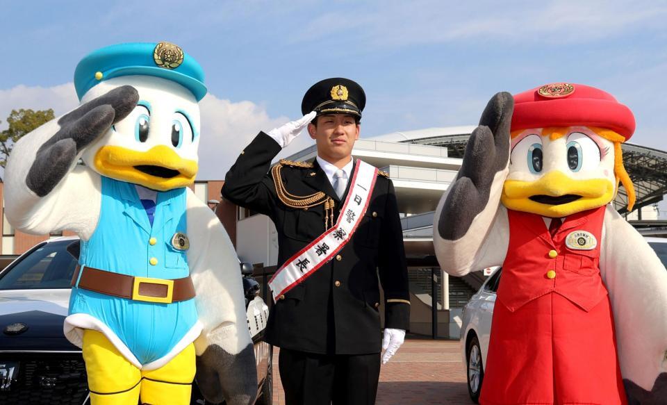 　甲子園警察署の一日署長を務める伊原（中央）＝撮影・北村雅宏