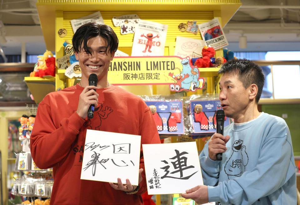 　色紙を手に写真に納まる湯浅（左）と、ますだおかだ・増田英彦（撮影・北村雅宏）