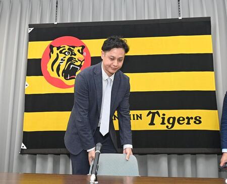 　会見を終え席を立つ大竹（撮影・西田忠信）