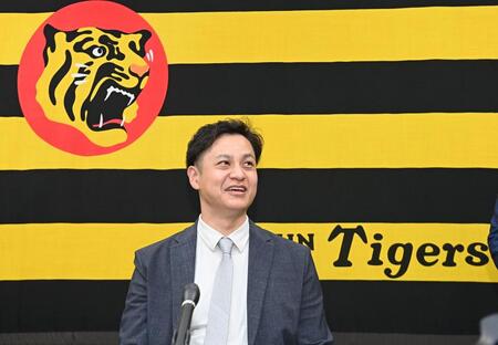 　記者の質問に笑顔で答える大竹（撮影・西田忠信）