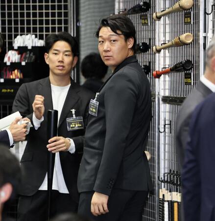 　ミーティングに参加した大山（手前）と糸原（撮影・田中太一）