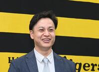 　契約更改後の会見で笑顔を見せる大竹（撮影・西田忠信）