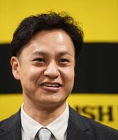 　契約更改後の会見で質問に答える大竹（撮影・西田忠信）