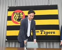 　会見を終え席を立つ大竹（撮影・西田忠信）