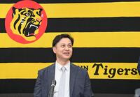 　記者の質問に笑顔で答える大竹（撮影・西田忠信）