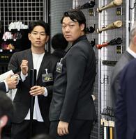 　ミーティングに参加した大山（手前）と糸原（撮影・田中太一）