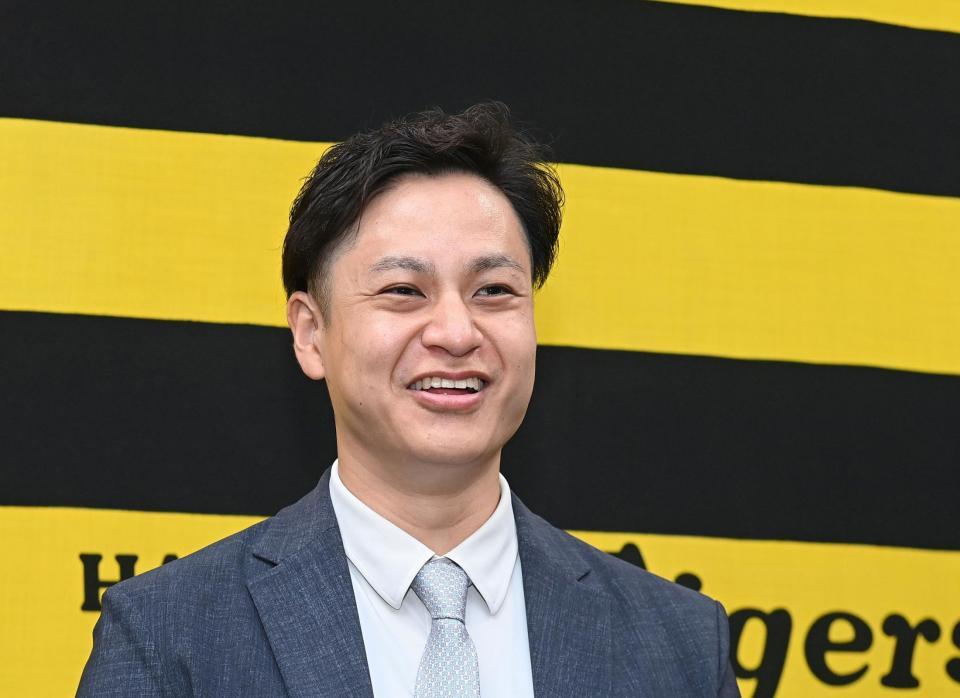 　契約更改後の会見で笑顔を見せる大竹（撮影・西田忠信）