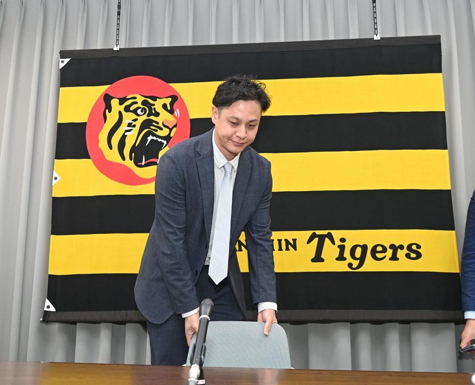 　会見を終え席を立つ大竹（撮影・西田忠信）