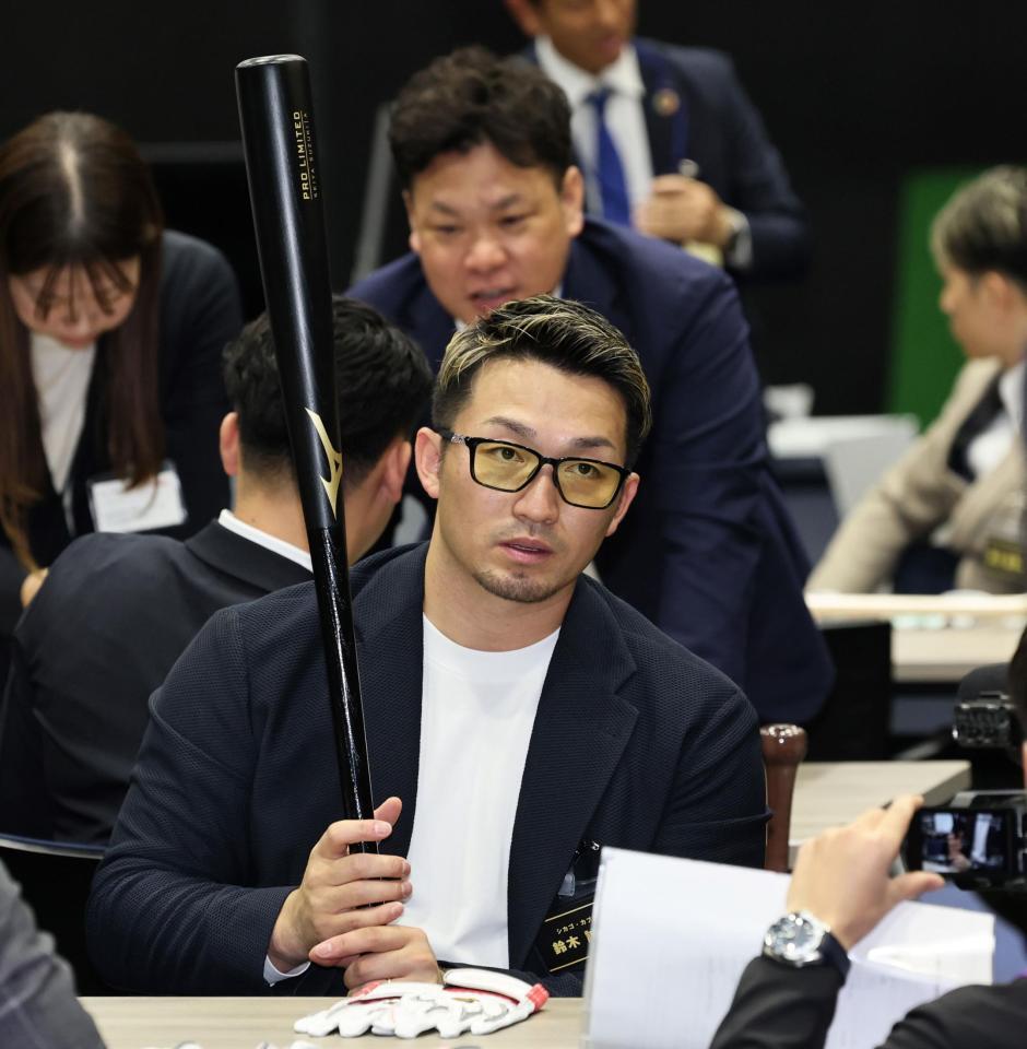 　バットを持つカブス・鈴木誠也（撮影・田中太一）