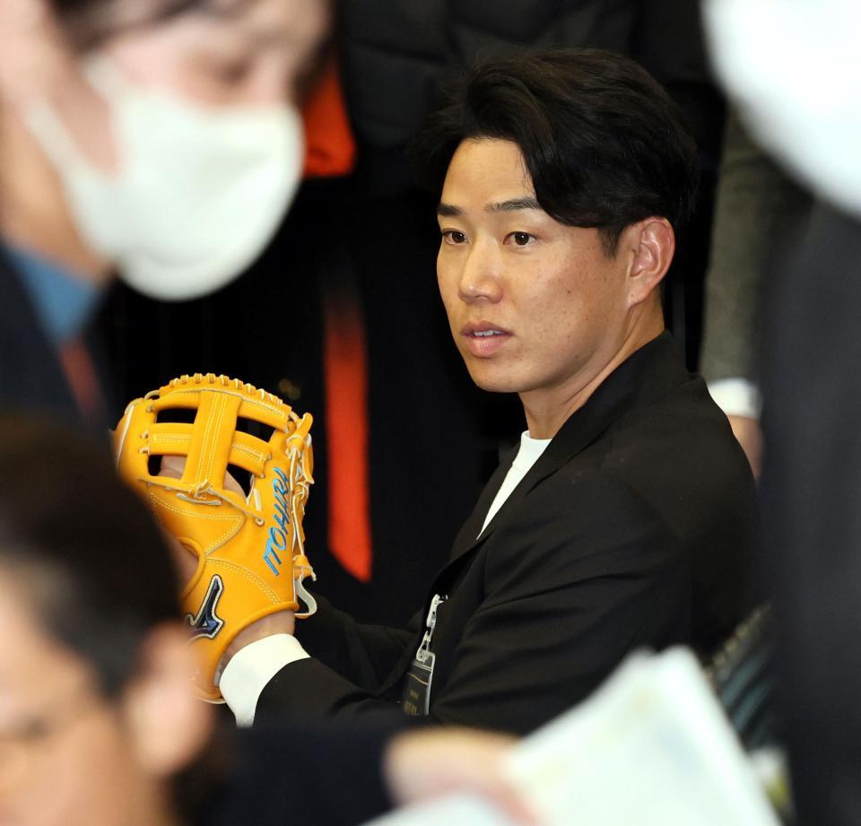 　グラブの感触を確かめる糸原（撮影・田中太一）