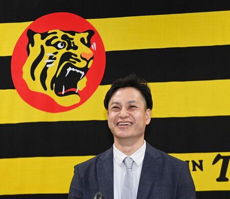 　増額で契約を更改し会見で笑顔を見せる大竹（撮影・西田忠信）