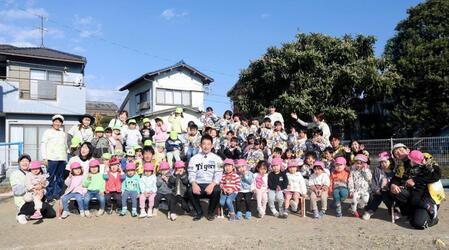 　子どもたちと記念撮影する岩崎（中央）