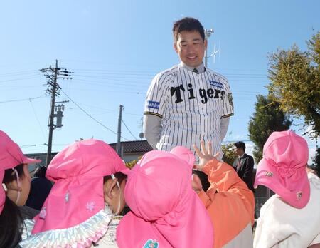 　子どもたちと交流する岩崎（撮影・石井剣太郎）